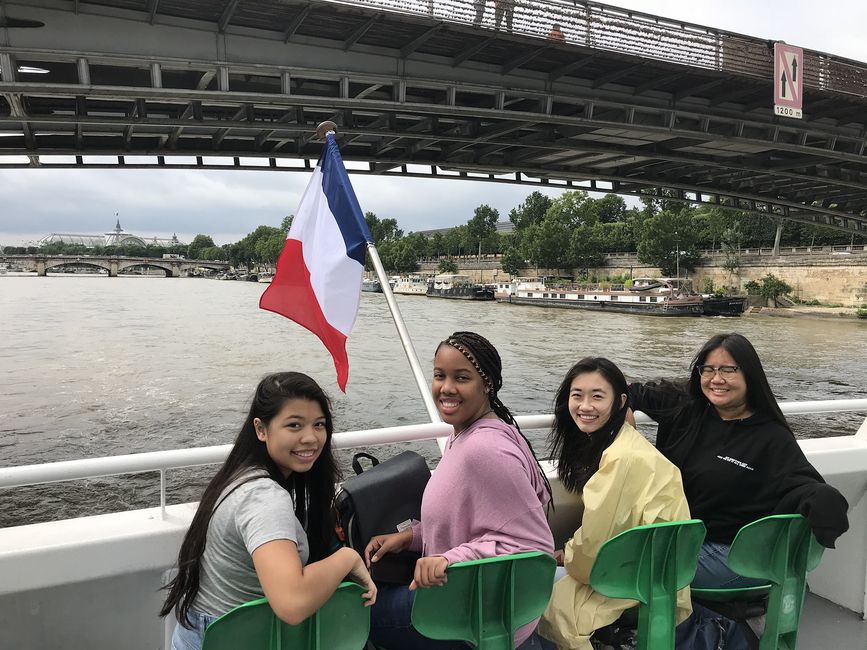 paris_students-on-a-boat-in-seine-river.jpg