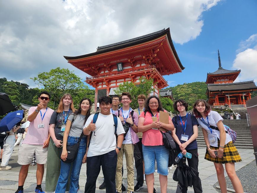 High school students visiting Higashiyama temple