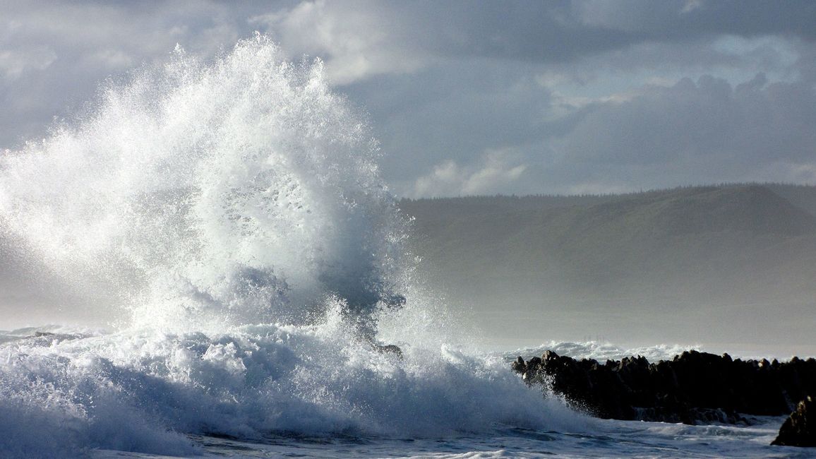 cape-town_waves-crashing-over-rocks.jpg