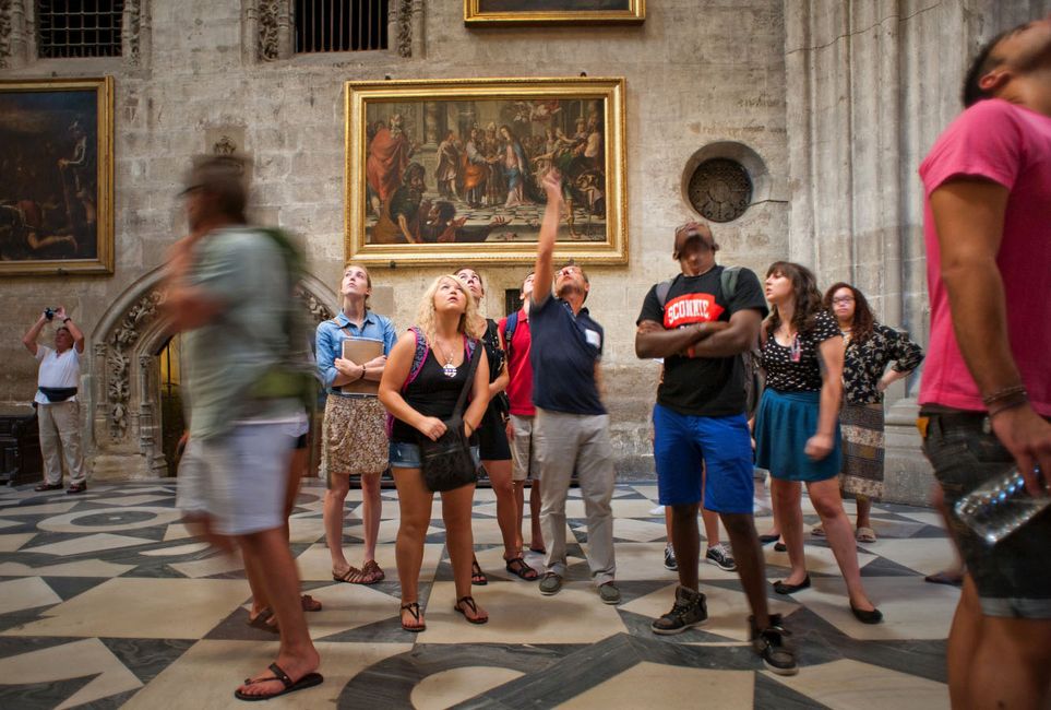 showing the details of the Royal Chapel of Granada to the students 