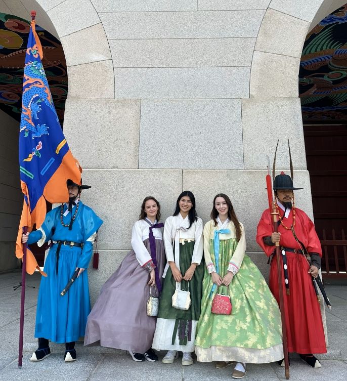 My Seoulmates had an activity to wear Hanbok and explore Gyeongbok Palace which was so fun and memorable.