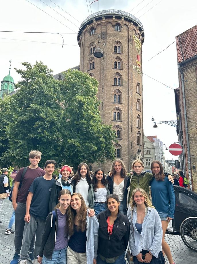 A group photo in front of the Rundetaarn (Round Tower)
