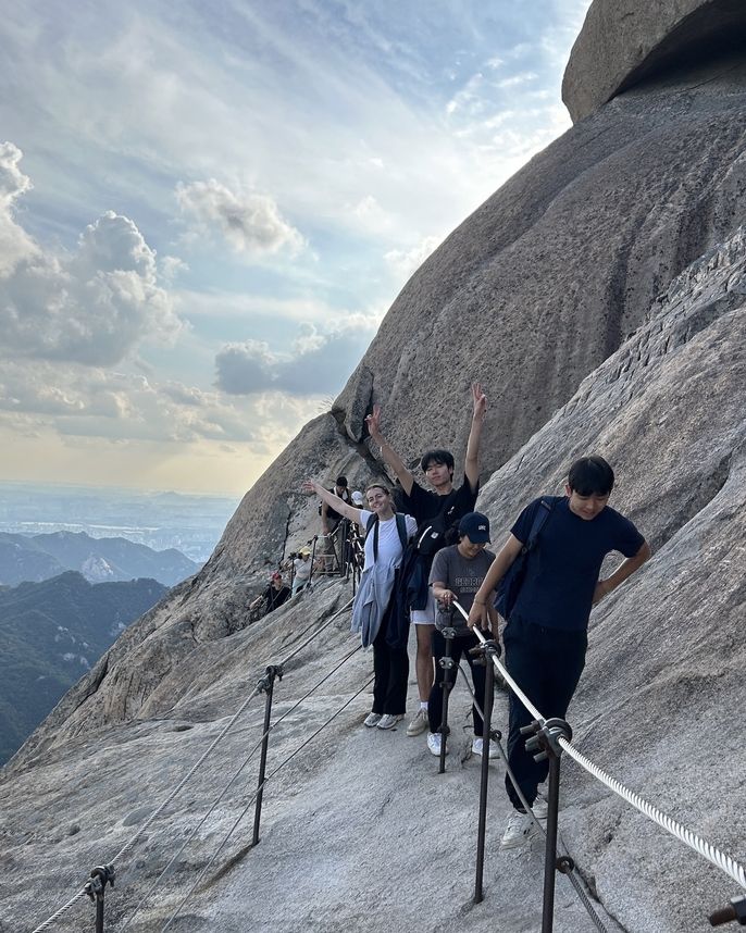 Trail up to Bukhansan peak