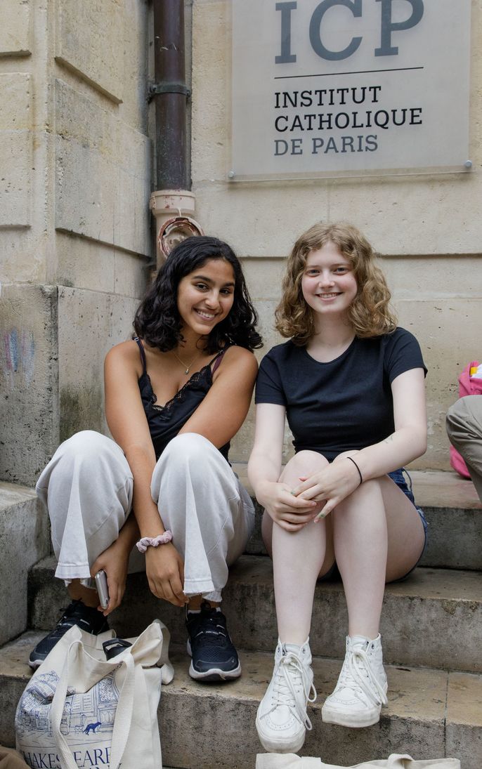 summer_students-pose-for-photo-while-seated-in-paris.jpg