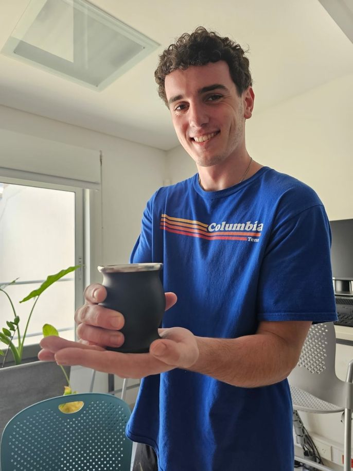 Buenos-aires student holding holding-mate