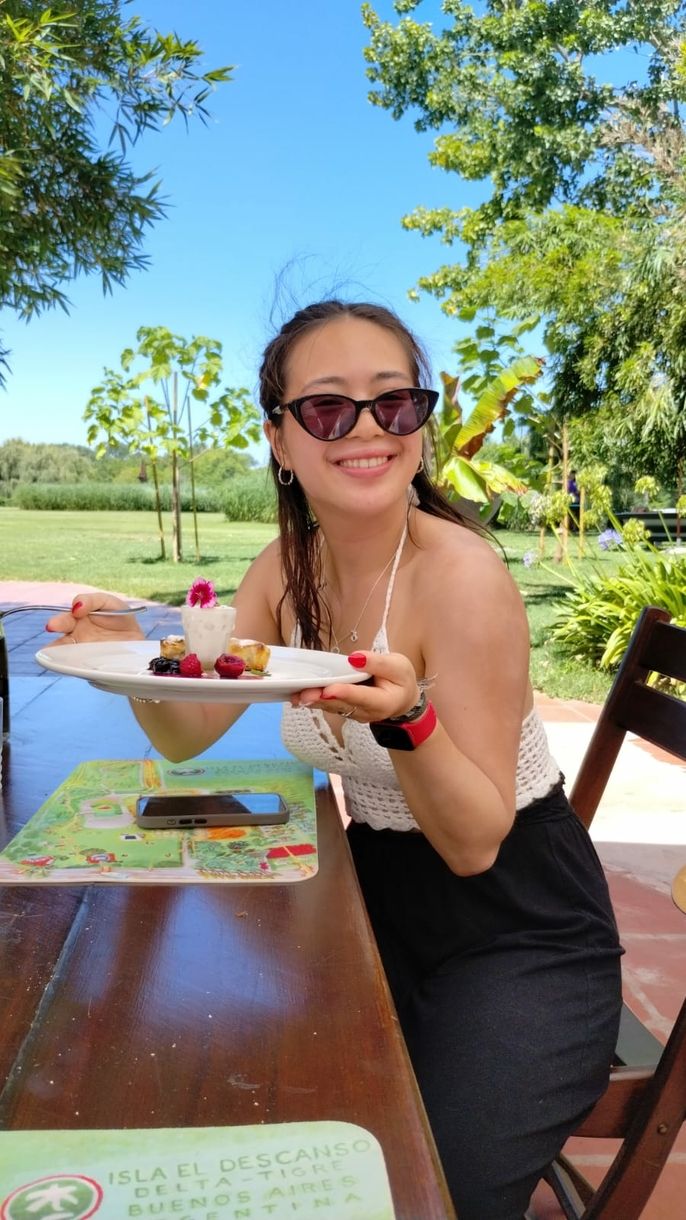 Buenos-aires student on sunny-day-trip-lunch