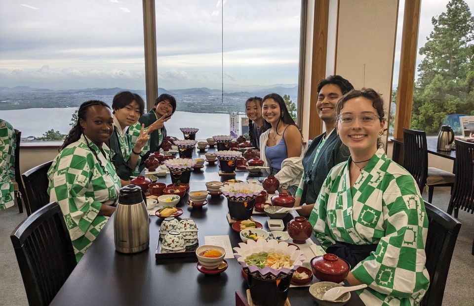 kyoto students eating together