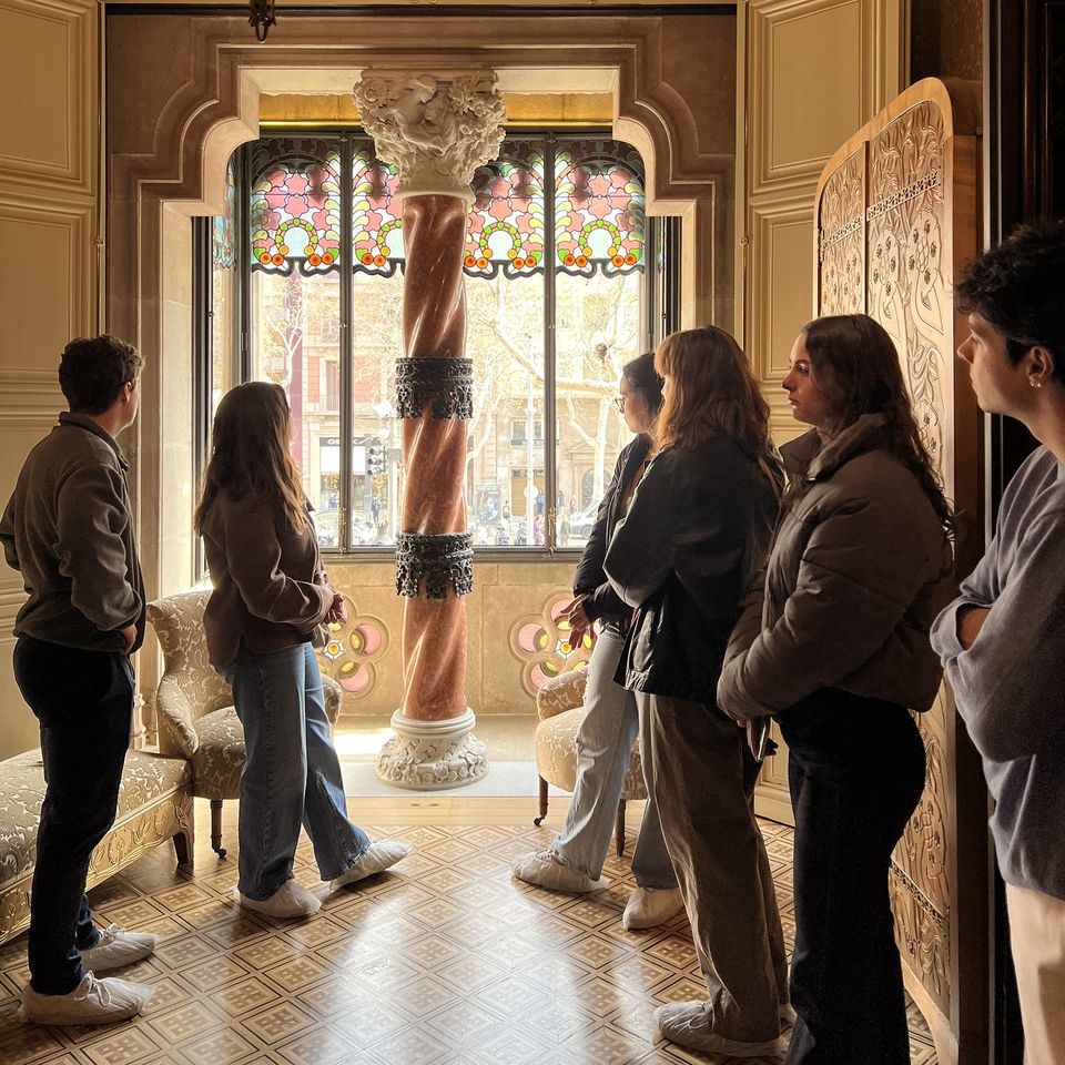 barcelona students tour casa