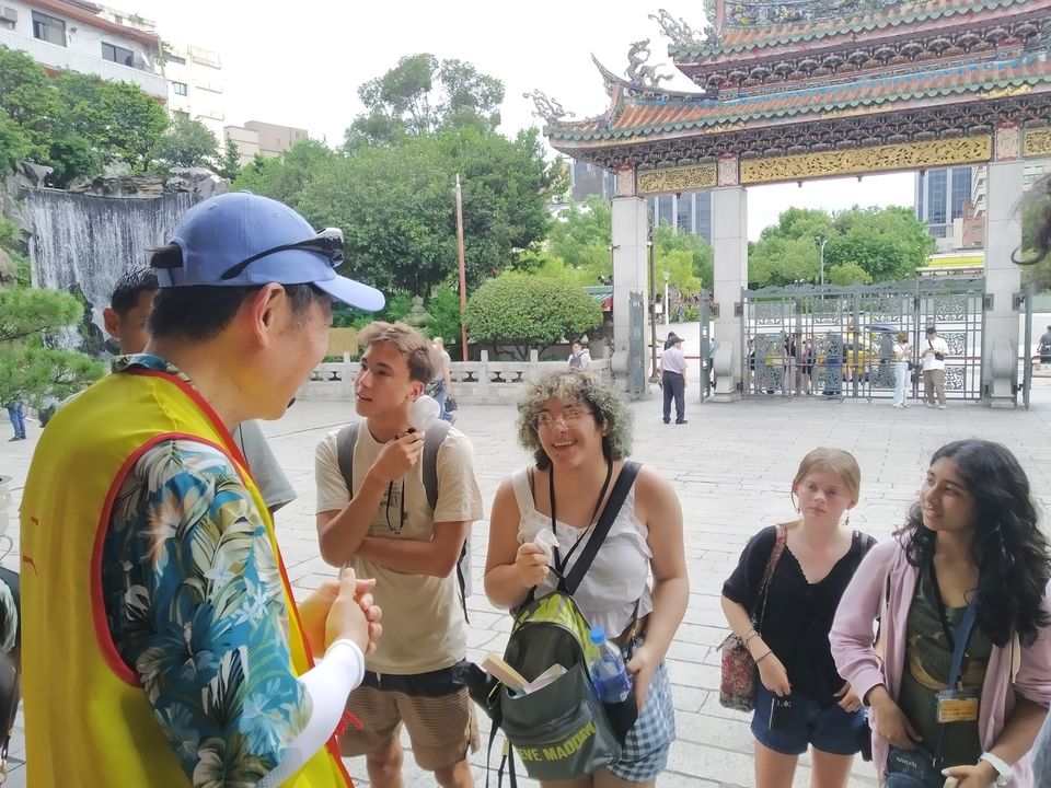 Students listen to a tour.