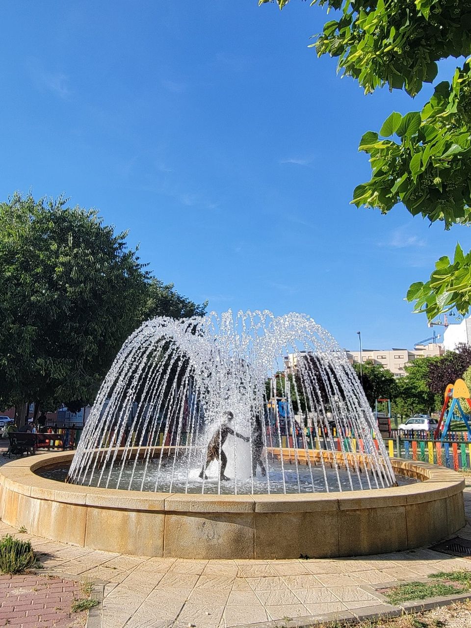 image of a plaza in madrid spain