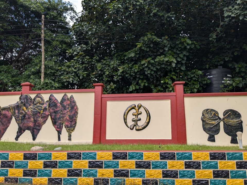 A wall at the Manhyia Palace Museum, Kumasi. 