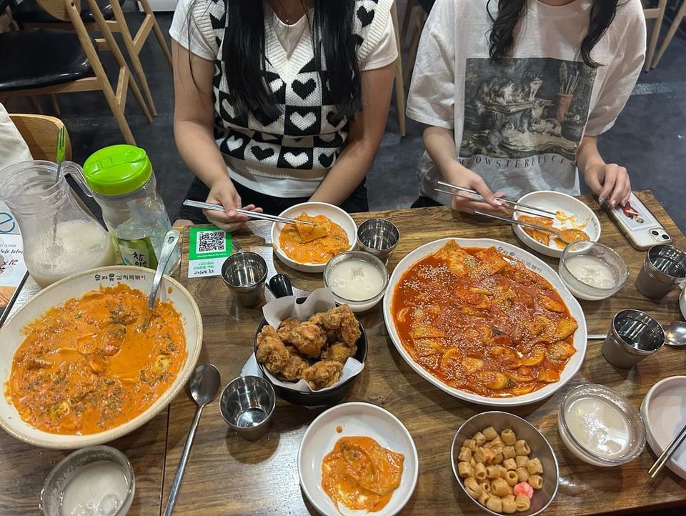 An example of sharing culture at a yummy tteokbokki place