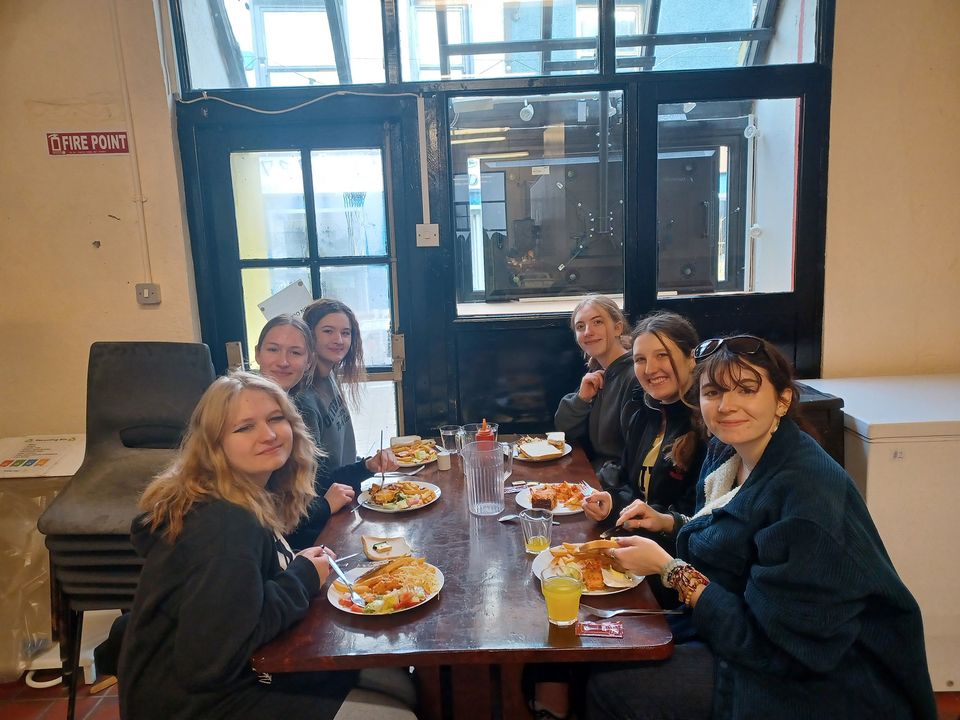 Students eating at a table in Dublin on an excursion