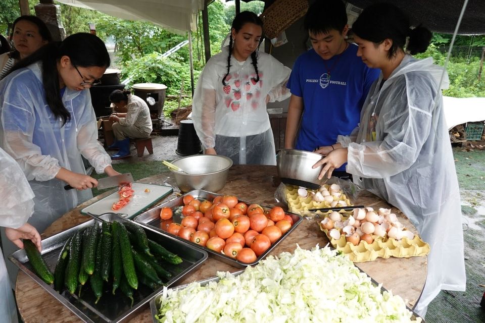 Students chopping up local, farm-fresh veggies