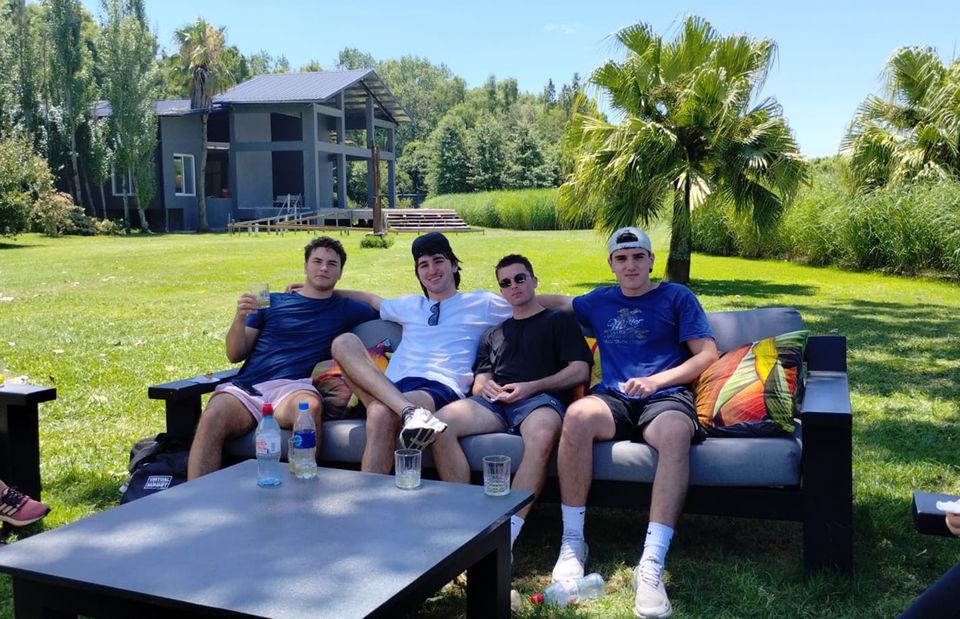 buenos aires students drinking together