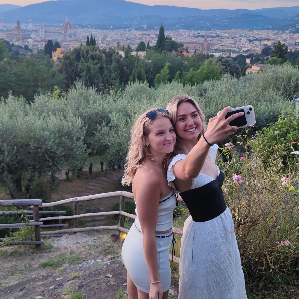 florence study abroad students seflie